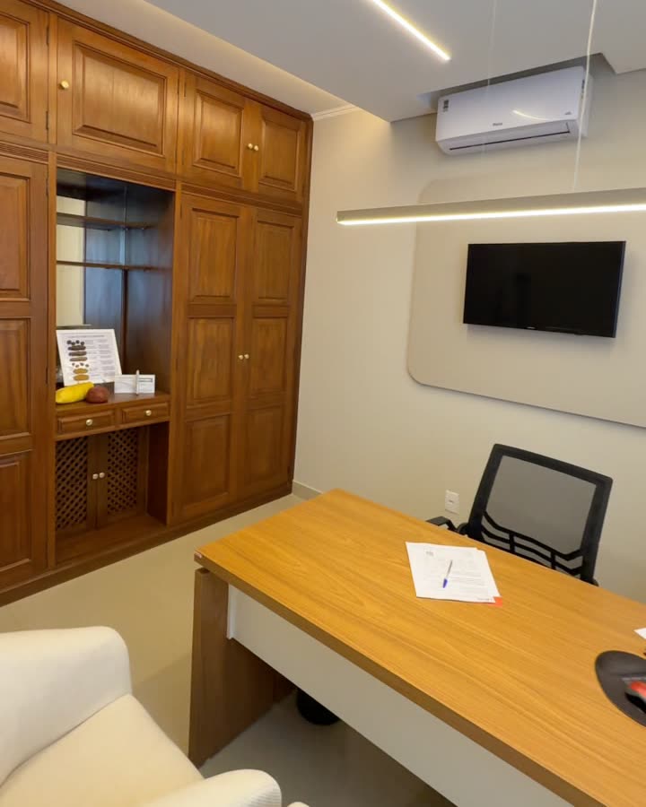 Consultório com armário de madeira