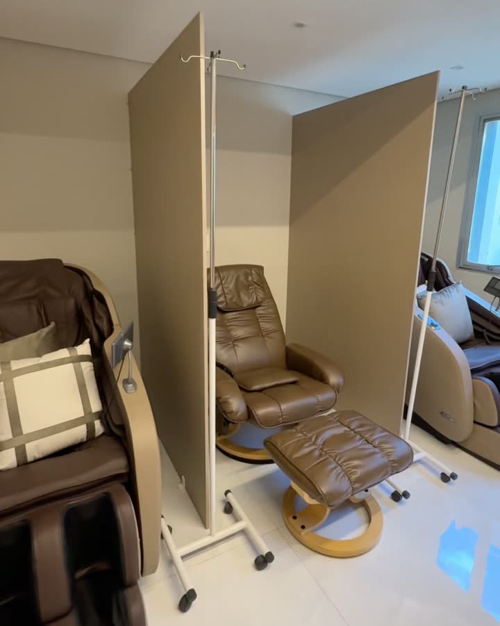 Sala de terapias com poltronas reclináveis e divisórias