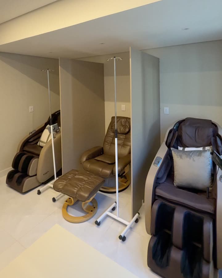 Sala de terapias com poltronas e cadeiras de massagem